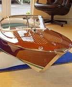 Neue Holzlackierung für ein Miniboot